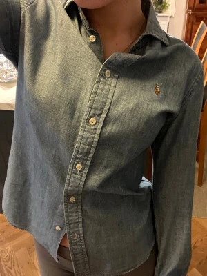 Polo skjorta - As snygg jeans skjorta från Polo Ralph Lauren❤️💋🥰😳så snygg till sommaren!!! (Custom fit)