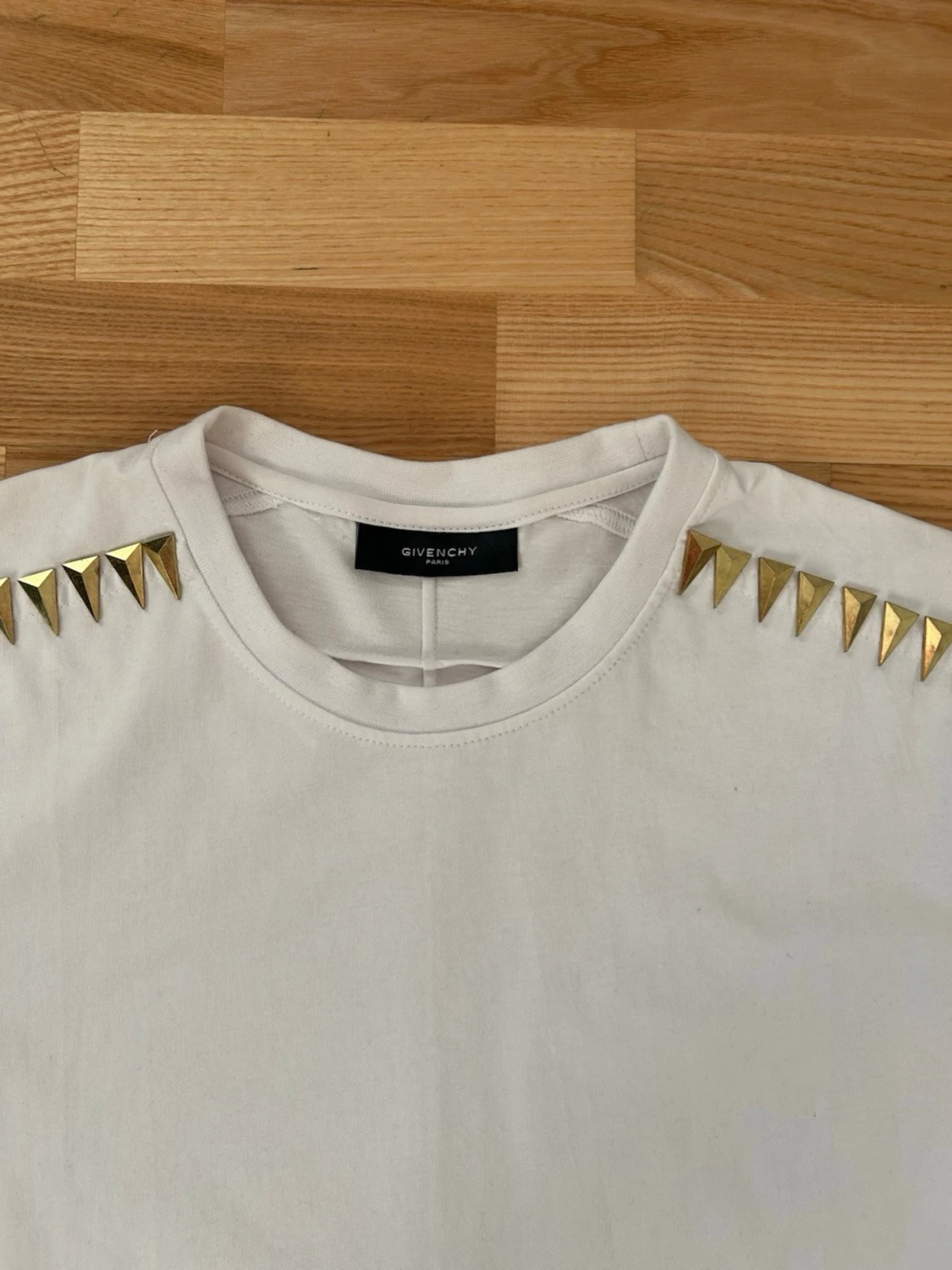 Vit t-shirt med nitar från Givenchy - 1