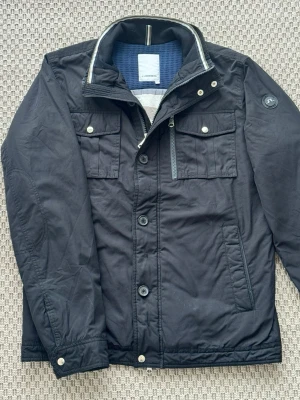 J.Lindeberg Field Jacka | L - Eftertraktad J.Lindeberg Bailey Field Jacket i grymt skick! Storlek L. Nypris: 3200kr. Hör av er vid funderingar 🙌