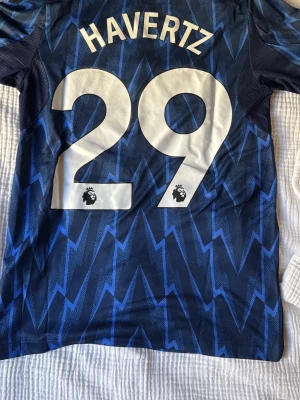 Arsenal adidas 25/26 Authentic Away Shirt - Premier League Font & Premier League patch. Player: Havertz. Aldrig använd - prislapp kvar.