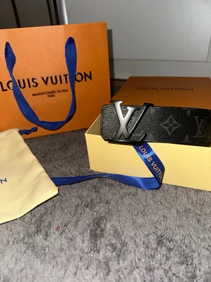 Louis Vuitton Bälte - En svart Lv-Bälte i mycket bra skick, använt ett par gånger. Säljer denna för 999kr men kan ta emot sänkta priser vid snabb affär. Kom gärna med prisförslag och frågor!     *Inte Äkta LV*