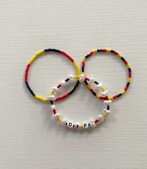 Djurgården Armband  Set 💙❤️ Nytt armband görs vid varje köp! - Nu går det att beställa dessa DIF armband! De är handgjorda av oss med elastisk tråd och är därför justerbara. Man kan själv bestämma vad för text/namn det ska vara och hur armbandet ska se ut!. ( paket pris)