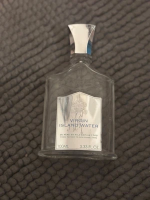 Creed Virgin Island Water 100ml - Creed Virgin Island Water, 100ml. Lyxig parfym med stilren design och exklusiv känsla. Perfekt för dig som vill sticka ut och satsa på något unikt. Flaskan har en modern look och passar dig som gillar premiumprodukter. Flaskan har gott och väl 50% kvar av sitt innehåll  En helt fantastisk doft :) 