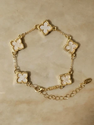 Guldfärgat armband med vita klöver✨️🤍 - Guldfärgat armband med vita klöver✨️🫶