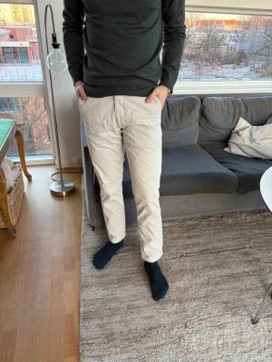 Suitsupply chinos - Jättesnygga chinos från suitsupply, i storlek S motsvarande 46.  Midjemått= 43 cm Innerbenslängd= 71 cm. Nypris= 1400