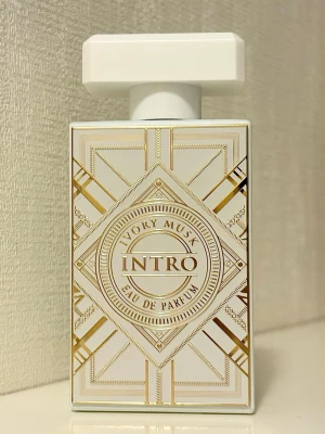 Fragrance World Intro Ivory Musk Eau de Parfum 100 ml - Fragrance World Intro Ivory Musk Eau de Parfum, 100 ml. Kvarvarande mängd syns på bild (markerad med vitt streck). Inspirerad av Initio Musk Therapy. Doften har mognat och utvecklats jättefint sedan jag köpte den för ca ett halvår sedan. Rekommenderar verkligen att köpa denna second hand 🤍Har givetvis förvarats mörkt och svalt och kommer i originalförpackningen. 