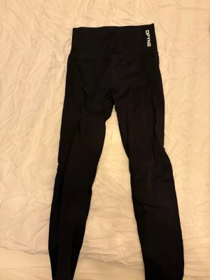 Svarta tights från DFYNE - Säljer ett par svarta leggings från DFYNE, precis som nya då dom inte kommit till användning storlek S, modell dynamic