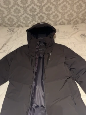 Svart dunjacka från Sail Racing - Säljer en svart jacka från Sail Racing  och är använd 1 gång perfekt för kall väder, Pris kan diskuteras kan mötas också