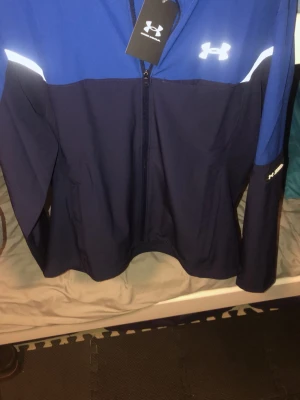 Under armour  - •säljer min nya under armour vindjacka. • den är med kvitto och prislapp. Den är helt ny använd 0 gånger. •hör av dig vid intresse. • du kan se på kvitto att den är äkta och vart jag har köpt den.