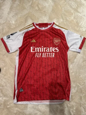 Arsenal Declan Rice - Säljer en officiell Arsenal fotbollströja från Adidas i storlek M med Rice och nummer 41 på ryggen. 