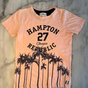 Rosa T-shirt - Säljer en snygg rosa T-shirt med palmer från Hampton Republic. Otrolig fint motiv och ger 2016 vibbar pga palmerna. Storlek 170 barn men passar herr xs/s. Pris går att diskutera