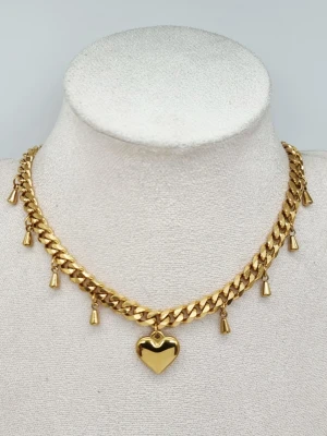 Stilfullt handgjort halsband med hjärta  - Material-rostfritt stål, guldpläterat.  Kedjetjocklek-7mm 