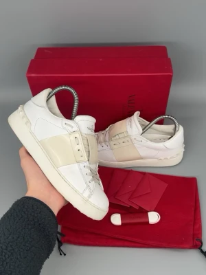 Valentino Open Skor | 38 - Valentino Open skor i fint skick! Storlek 37.5 men passar aningen större. Original box, dustbag, kort samt extra skosnören ingår! Självklart äkta! Hör av er vid funderingar 🙌