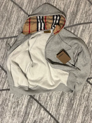 Burberry Ziphoodie - En helt ny burberry ziphoode med prislapp. Inga skador eller fläckar.
