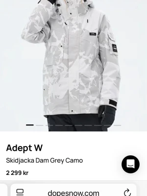 Dope Adept W skidjacka grey camo - Supersnygg skidjacka från dope i vit o grå camo färg. Använd i två veckor på skidsemester och köpt för 2 299. Den är i fint skick!   Jackan är vattentät, byggd för skidåkning och snowboard åkning, samt har mellanvikts vaddering. Sista bilden är min egen, resten är lånade från dope där jag köpte jackan. Jackan har ventilation under armarna, media ficka, elastiskt snölås, liftkortsficka, handledsmuddar, dragsko vid midjan samt dragsko vid fållen för att kunna anpassa passformen. 