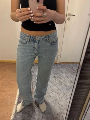 Low waist straight jeans i ljusblå - Säljer ett par low waist straight jeans från Gina i storlek 36. De är ljusblå, har raka ben, är 165 lång💓aldrig använda