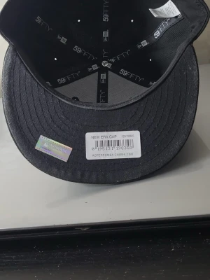 New era keps  - Bilderna visar en svart keps från New Era 59FIFTY med White Sox-logga . Helt oanvänd! 