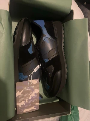 Valentino rockrunners  - Säljer valentino rockrunners i ny skick helt oanvänd och allt medföljer 