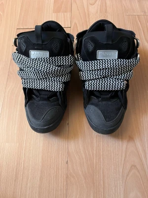 Lanvin curbs - Lanvin curbs i storlek 44, de har inte så mycket slitage, skriv i dm för extra bilder eller frågor! Det tillkommer även ett par extra skosnören! Pris kan diskuteras vid snabb affär!