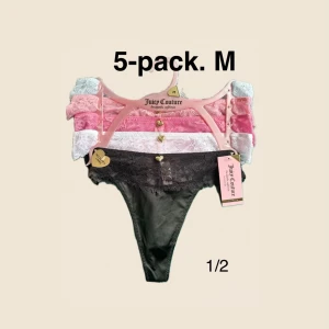 Stringtrosor i 5-pack i M. Juicy Couture - -Stringtrosor i satin & spets med fina detaljer. -Kommer i 5-pack, 5 färger och M. -Material: 70% polyamid  30% elastan.  
