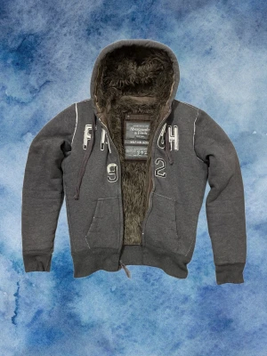 Vintage Abercrombie & Fitch Pälsfodrad Kofta - Säljer denna as feta och sjukt sällsynta Abercrombie & Fitch koftan med riktigt najs pälsfodring, perfekt nu till vintern | Tröjan är i mycket bra skick med sliten design | Storlek S | Model 175cm, 68kg | Hör av dig vid funderingar och pris kan diskuteras!