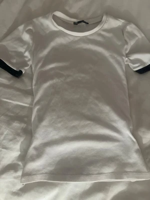 Vit t-shirt med svart detalj från Zara - Säljer en vit t-shirt från Zara i storlek S. I dam form. Skriv om ni har frågor!!💛