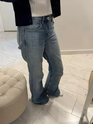 Zara jeans - Snygga låg midjade jeans i lite baggier modell. Storlek 32 men är stora i storleken så passar mig som har 34.