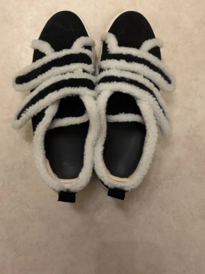 Skor  - Skor med fluff, storlek 39 säljer då dom e för stora för mig använd ett par enstaka gånger. Från K.Cobler Anaheim Teddy Sneakers Svart. Nypris 1400kr säljer för 800kr 