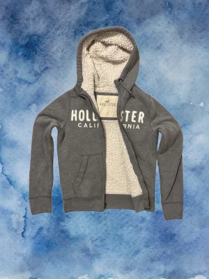 Vintage Fodrad Hollister Kofta  - Säljer denna tvär feta och sällsynta Hollister Koftan med varm och skön fodring | Perfekt nu under vintern och våren | Storlek S | Mycket bra skick! | Längd ≈ 61cm , Bredd armhåla - armhåla ≈52cm | Modell 175cm, 68 kg | Pris kan diksuteras vid snabb affär!