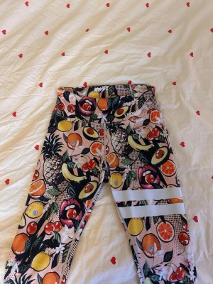 Träningstights från Stronger - Träningstights från Stronger i väldigt bra skick. Nypris: 799kr. Säljer pga att de inte kommer till användning. Storlek: S men töjbara till storlek M också. Skriv om du undrar något!🥰🥰