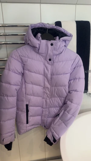 ljuslila skidjacka - säljer en jätte fin skidjacka som bara är använd en skidresa, så bra skick! har lite smuts längst ut vid armarna men det är inte som inte går att enkelt tvätta bort. nypris ca 899!❤️