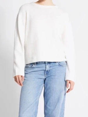 Vit stickad tröja med lång ärm - Enkel och stilren vit stickad tröja med rund hals och långa ärmar. Tröjan har en relaxed passform och är perfekt att matcha med jeans för en clean look. Mjuk och skön, passar till alla säsonger.