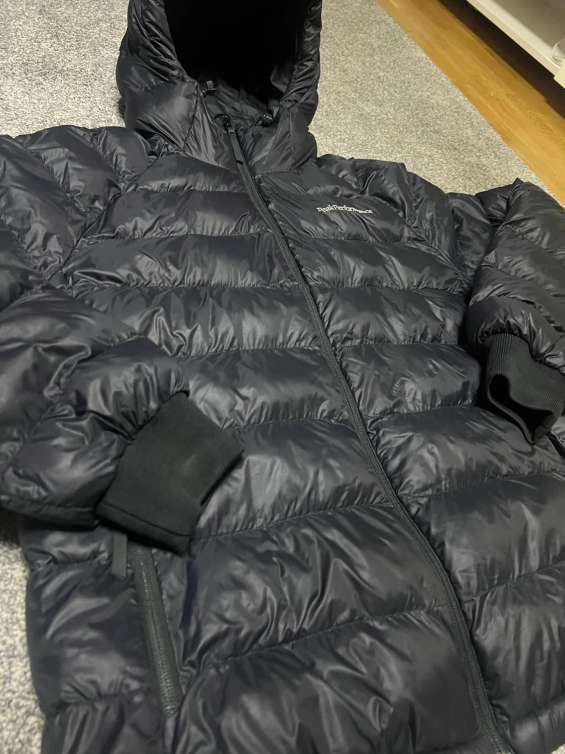 Svart Peak Performance dunjacka