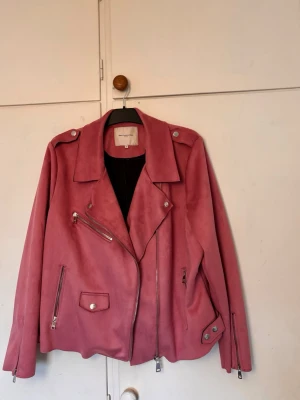 Rosa mocka jacka - Säljer en snygg rosa bikerjacka från ONLY i mjuk mocka-look. Jackan har flera silver detaljer, passform som M/L men orginalstorlek 52