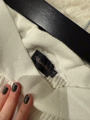 Stickad vit kjol  - Står L/XL men passar S/M också.