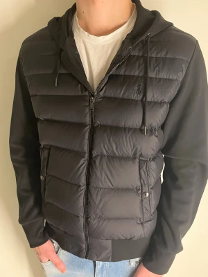 Polo Ralph lauren cardigan  - Väldigt fint skick, inga defekter. Tillverkas inte längre. Storlek M. Modellen är 180cm och väger 76kg. Fast pris! 