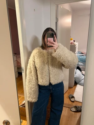 Fuskpälsjacka från Gina Tricot  - Jättefin fuskpälsjacka från Gina i perfekt skick!🩷 storlek M🥰
