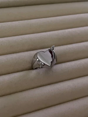 Alvaz Essentials ”Heart Arrow Ring” inspirerad ring - Aldrig använd, silverpläterad och tillverkad i rostfritt stål. Nickelfri. Om du har fler frågor, tveka inte att höra av dig 🤗