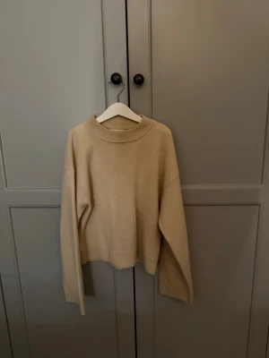 Beige kashmirtröja från Soft Goat - Mysig beige tröja från Soft Goat i 100% kashmir. Tröjan har en relaxed passform, ribbade muddar och rund hals. Perfekt för dig som vill ha något både stilrent och supermjukt till hösten eller vintern. Den är i storleken 164 men passar också xs, nypris är 2700 men säljer för 1800 priset kan diskuteras..❤️