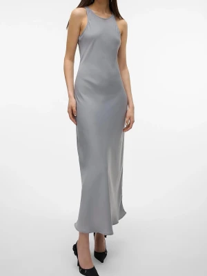 Midiklänning i satin (NY!)  - Supersnygg grå midiklänning i satin från Vila, helt oanvänd (lapp kvar). Klänningen har ärmlös design med rund halsringning och en stilren, figurnära passform. Perfekt för dig som gillar minimalistisk och elegant stil💕