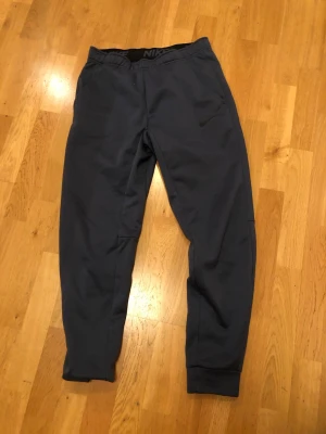 Nike joggers. 13-15 Y - Stilrena mjukisbyxor från Nike.Byxorna är perfekta för joggning, gym eller bara för att slappa hemma i soffan. Byxorna är helt utan defekter. Längd 95cm bredd 35cm. Om du har några funderingar så är det bara att säga till😊