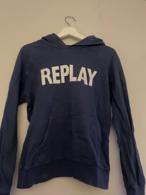 Replay Hoodie  - Replay Hoodie i färgen blå. Tröjan är urtvättad så den har ändrat lite i färg.