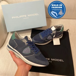 Philippe Model Trainers (HELT NYA) - Säljer nu ett par helt sjukt feta Philippe Model TZLU trainers. Storlek: 42 | Helt nya, allt OG medföljer | Nypris 3400kr, vårat pris är 2099 | Hör av dig vid minsta fråga eller fundering 💭 