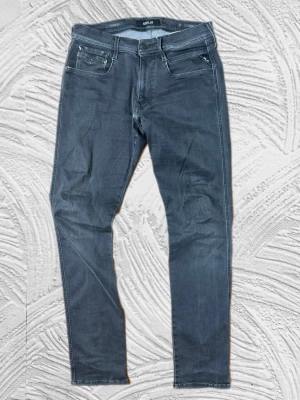 Replay Anbass Jeans - Feta replay jeans anbass (slim fit) W31 L32, ytterbenslängd 103cm, midjemåttet 41cm! – enkla att matcha och sköna att bära. Ett stilrent val, noggrant utvalt med omsorg av A.M.C!  📩 Frågor? Hör gärna av dig! 📲 Följ oss här på Plick för fler uppdateringar. ♻️ Tack för att du handlar mer hållbart med A.M.C Archive!