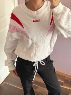 Tröja  - Super snygg Levis tröja. Med snörre