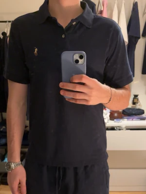 Marinblå pikétröja från Ralph Lauren - Klassisk marinblå pikétröja från Ralph Lauren. Är 183cm lång 
