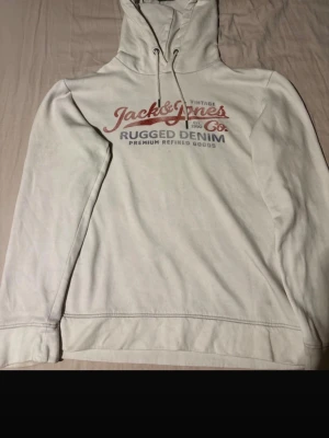 Jack and Jones Hoddie - Jack and Jones Hoddie väldigt fint skick liten liten fläck som knappt syns storlek M passar även S
