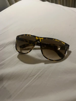 Rayban boyfriends - Hej! Säljer nu dessa rayband boyfriends som inte kommer till andvändning mer. Andvända sparsamt i somras men är i nyskick. MVH