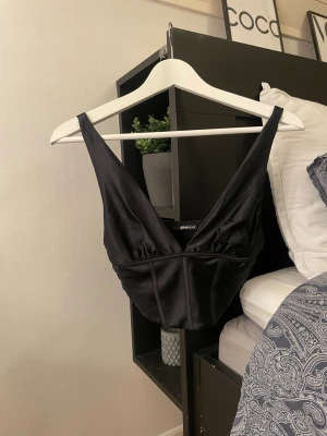 Svart festtopp - Svart festtopp från Gina Tricot i storlek xs, endast testad