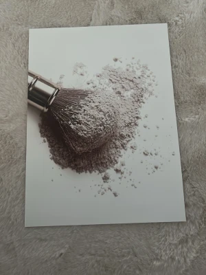 Tavla - En superfin tavla på en sminkborste som passar super bra i ditt rum. Fick den i julklapp men har redan ganska många tavlor och kände att jag. hellre säljer den. Säljer för 85 men pris kan diskuteras